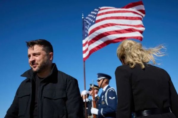 富明证券 泽连斯基穿着夹克抵达美国 乌克兰总统的特殊装扮引发关注